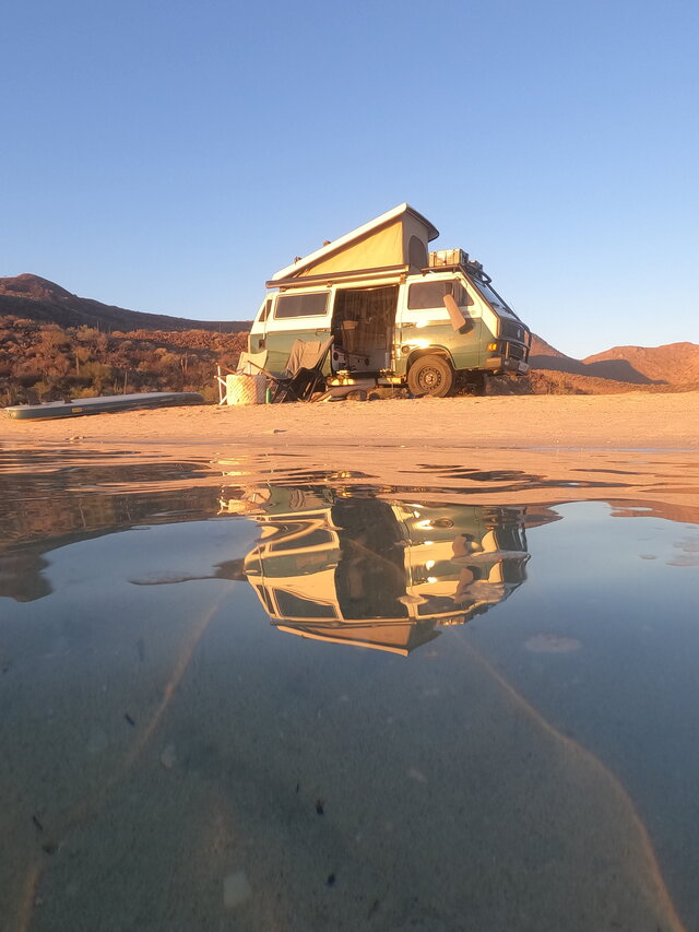 Van am Strand von Playa El Requesón bei Sonnenuntergang
